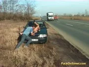 กล้ามากเมื่อแม่เลี้ยงกับลูกชายจอดเล่นเล่นเซ็กกันข้างถนนไม่แคร์รถที่วิ่งผ่านเลยใจกล้าสุดๆ