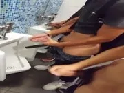 วัยรุ่นไทยยืนชักว่าวแข่งกันในห้องน้ำห้างดังที่ล่ะคนท่าจะเงี่ยนไม่เบาใส่ไม่ยั่งเลย