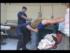 ตำรวจหล่อจับคนร้ายล่อตูดคาเครื่องแบบงัดควยให้อมควยแข็งๆสลับกันเย็ดโคตรเสียว